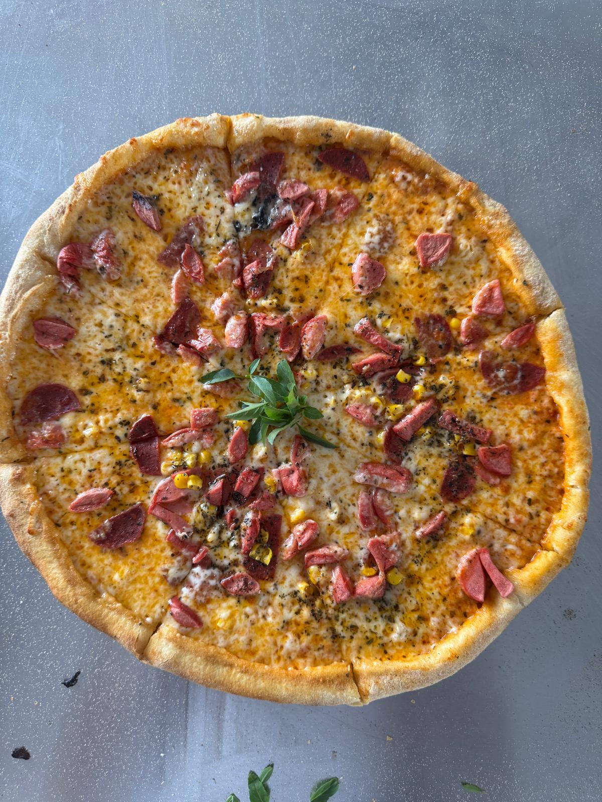 Kenarı Bol Kaşarlı Pizza