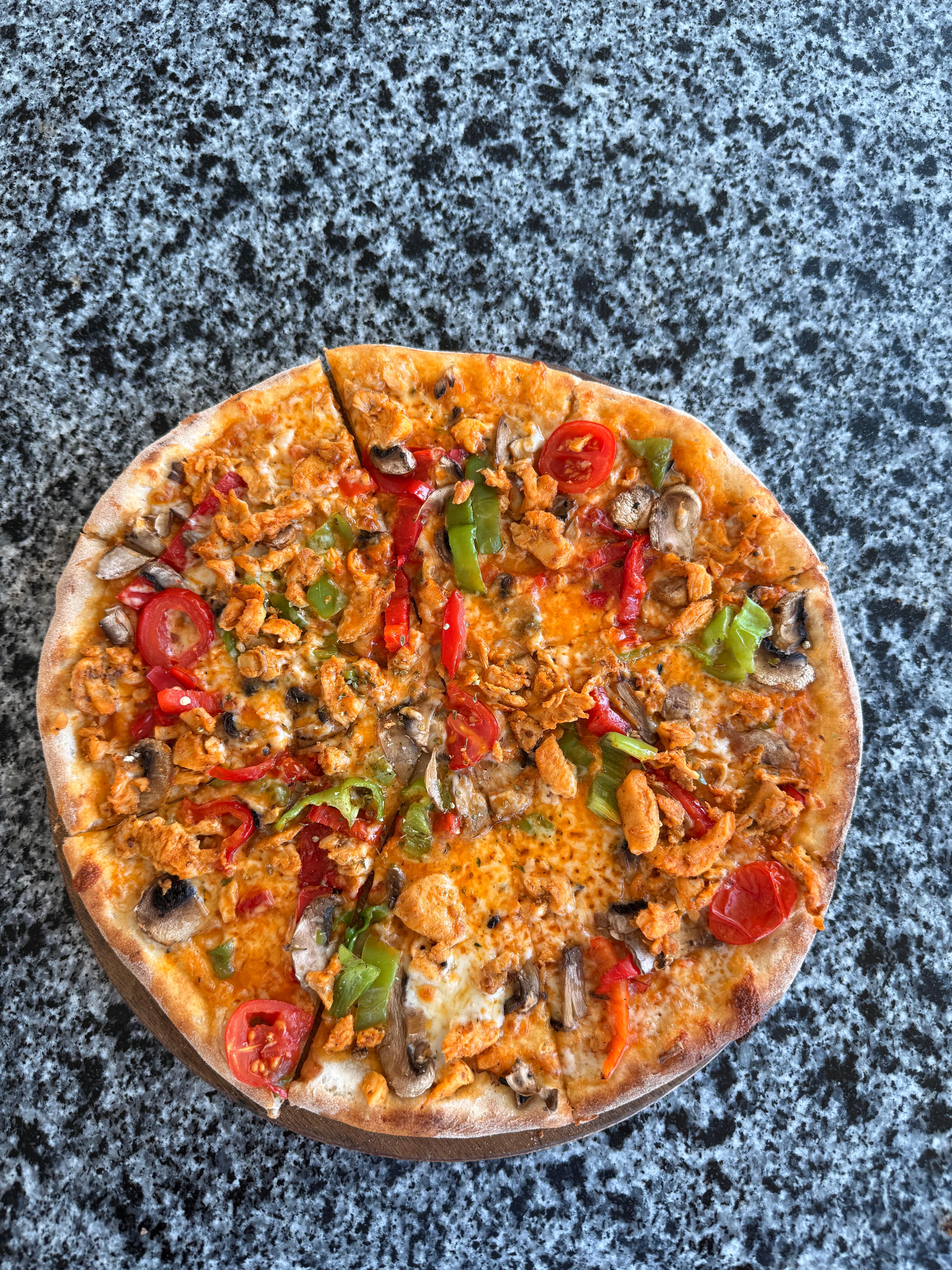 Sebzeli Tavuklu Pizza